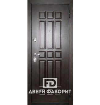 Стальная недорогая дверь с отделкой темными МДФ панелями