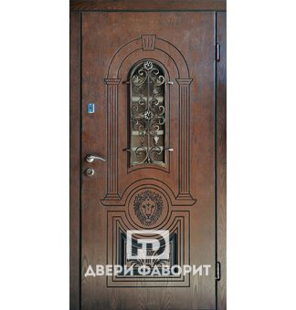 Входная дверь в коттедж со стеклом и ковкой
