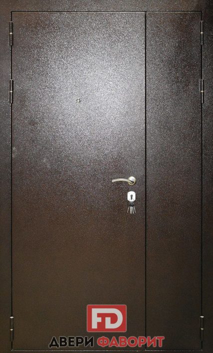 двустворчатая дверь для коттеджа окрашена цинкогрунтом тёмно коричневого цвета