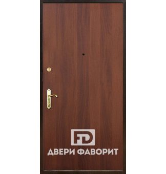 Недорогая входная дверь с ручкой на планке