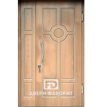 Недорогая дверь с боковой вставкой, модель для парадного входа