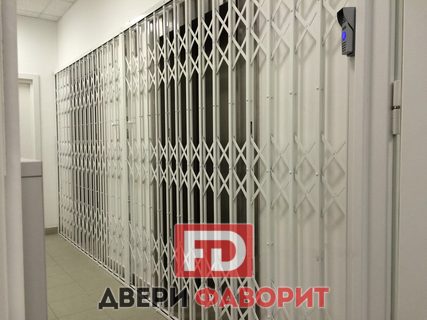 решетчатая дверь с раздвижными створками