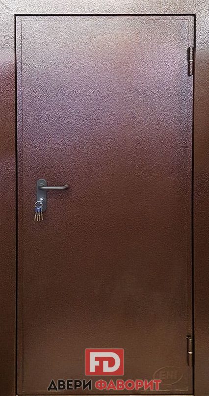 металлическая уличная дверь с двух сторон покрыта цинкогрунтом коричневого цвета