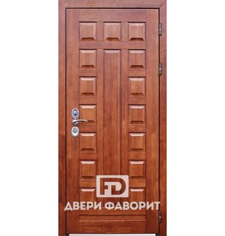 Уличная дверь отделана филёнчатым МДФ